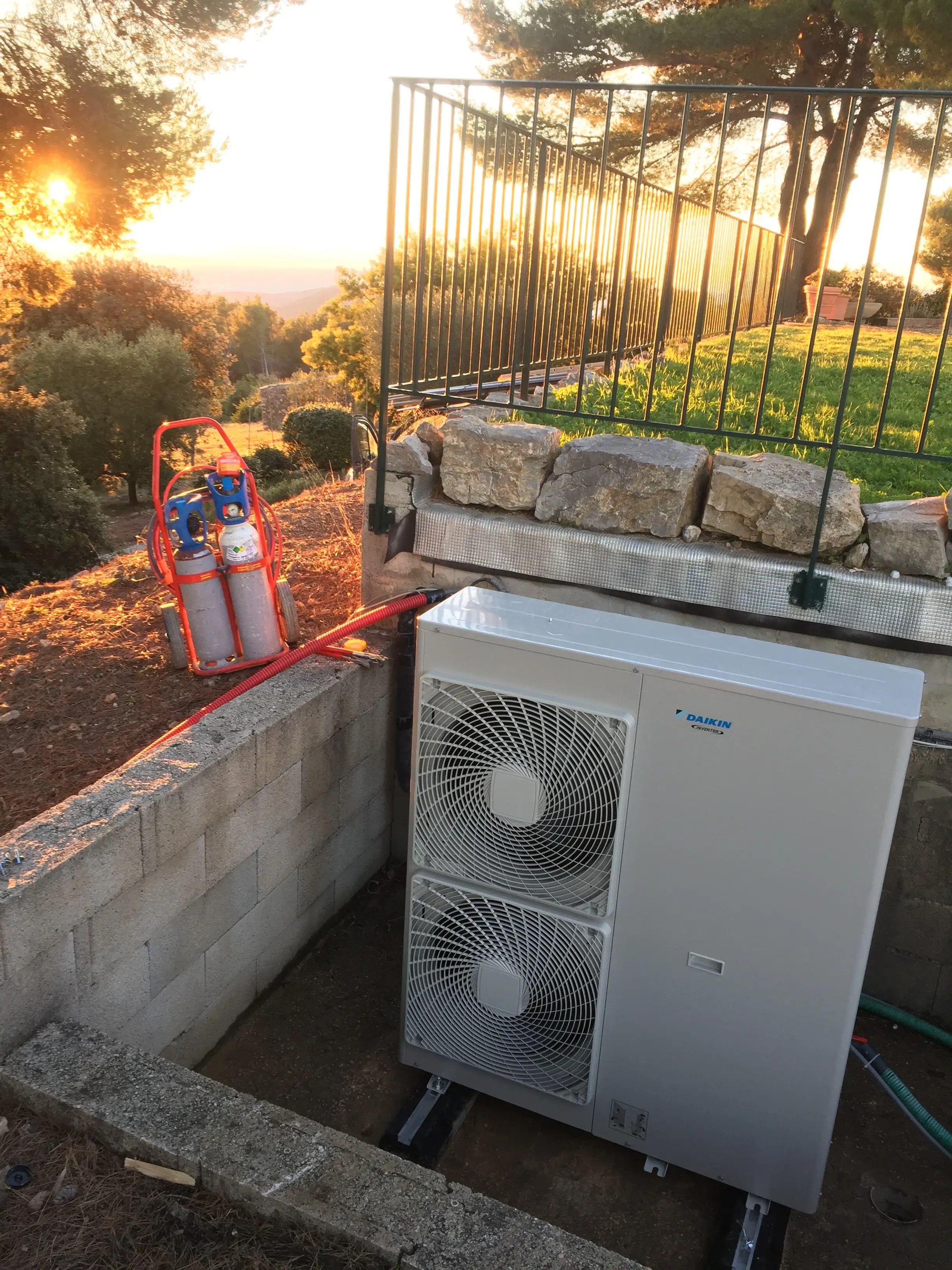 Remplacement d'une chaudire au fioul par une pompe  chaleur  Daikin   la Cadire d'Azur 